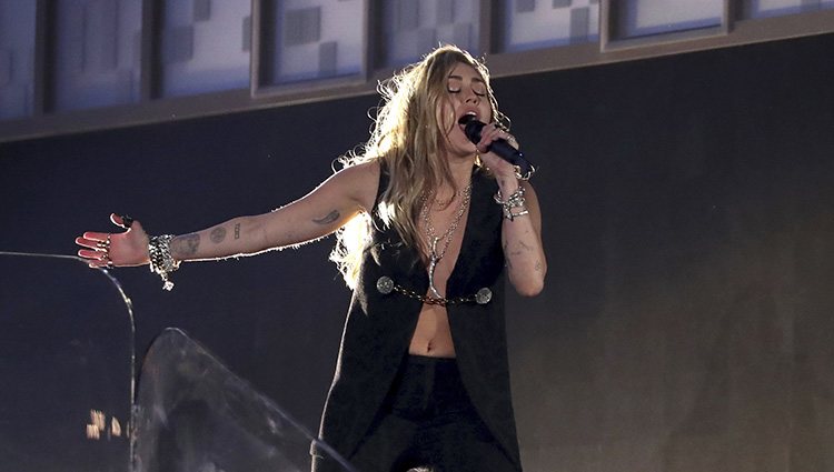 Miley Cyrus actuando en los Grammy 2019