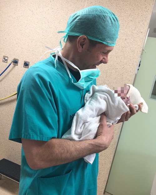 Diego Simeone sostiene en brazos a su hija Valentina recién nacida