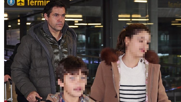 Luis Alfonso de Borbón regresa a Madrid con sus hijos tras el nacimiento del bebé