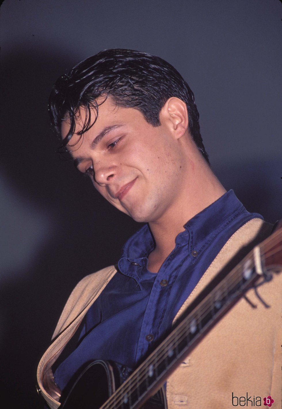 Alejandro Sanz tocando la guitarra en 1990