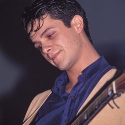 Alejandro Sanz tocando la guitarra en 1990
