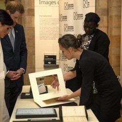 El Príncipe Harry y Meghan Markle durante su visita al Museo de Historia Natural de Londres