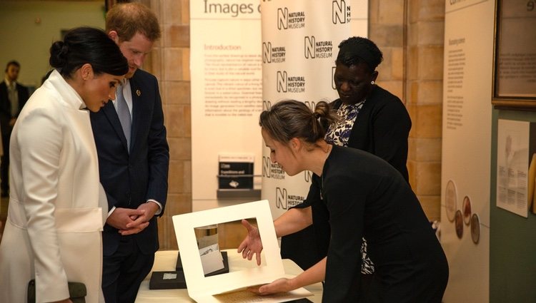 El Príncipe Harry y Meghan Markle durante su visita al Museo de Historia Natural de Londres