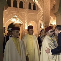 El Rey Felipe besa a Mohamed VI en la cena de gala en honor a los Reyes Felipe y Letizia en Rabat
