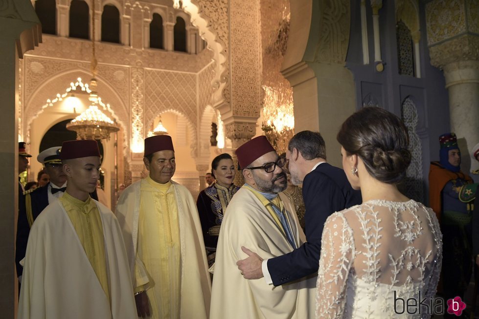 El Rey Felipe besa a Mohamed VI en la cena de gala en honor a los Reyes Felipe y Letizia en Rabat