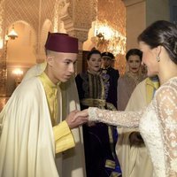 Moulay Hassan de Marruecos saluda a la Reina Letizia en presencia del Rey Felipe, Lalla Hasna y Lalla Meryem en la cena de gala a los Reyes Felipe y Letizi