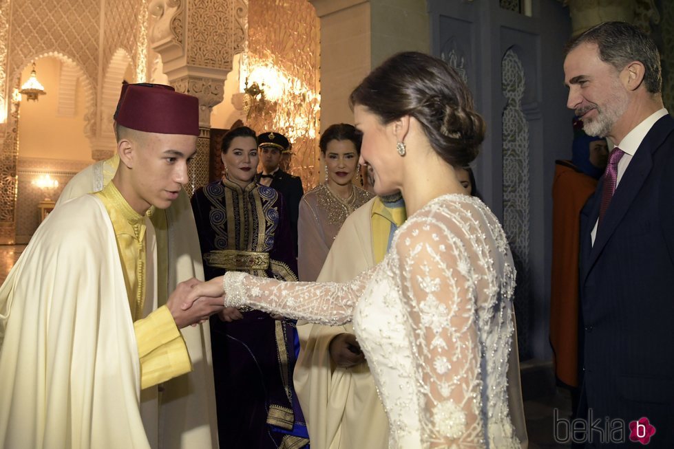 Moulay Hassan de Marruecos saluda a la Reina Letizia en presencia del Rey Felipe, Lalla Hasna y Lalla Meryem en la cena de gala a los Reyes Felipe y Letizi