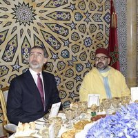 Los Reyes Felipe y Letizia con Mohamed VI en la cena de gala en su honor en Rabat