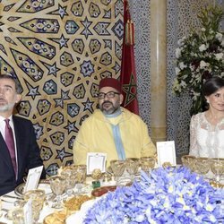 Los Reyes Felipe y Letizia con Mohamed VI en la cena de gala en su honor en Rabat