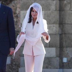 La Reina Letizia con el traje de su pedida de mano y velo en el Mausoleo de Mohamed V y Hassan II de Marruecos