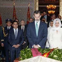 Los Reyes Felipe y Letizia durante su visita al Mausoleo de Mohamed V y Hassan II de Marruecos