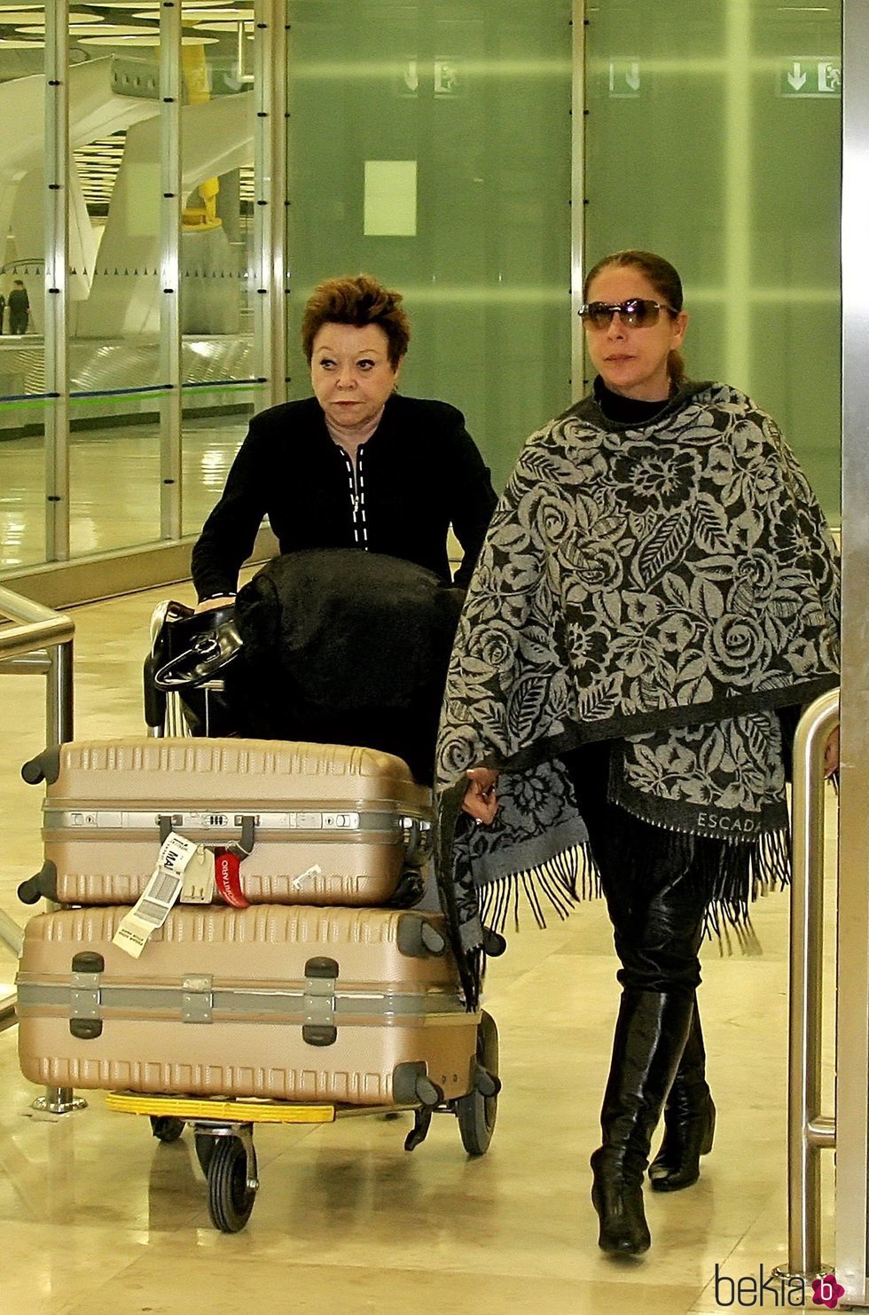 María Navarro con Isabel Pantoja en un aeropuerto