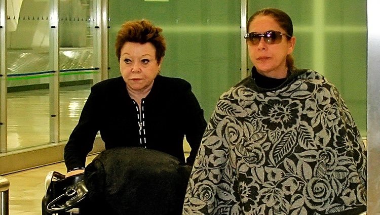 María Navarro con Isabel Pantoja en un aeropuerto