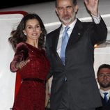 Los Reyes Felipe y Letizia despidiéndose de Marruecos tras su Viaje Oficial
