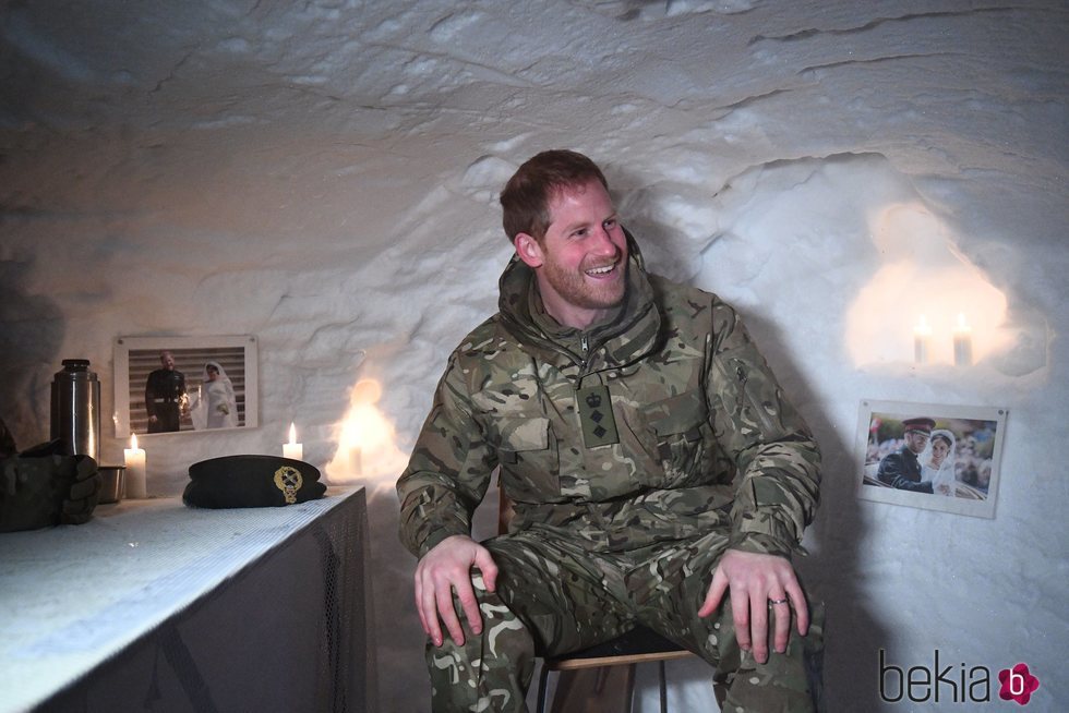 Principe Harry  en un iglú en Noruega con fotos con Meghan Markle