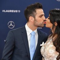 Cesc Fàbregas y Daniella Semaan besándose en los Premios Laurees 2019