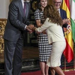 Lolita saluda al Rey Felipe en la entrega de las Medallas de Oro al Mérito en las Bellas Artes 2017