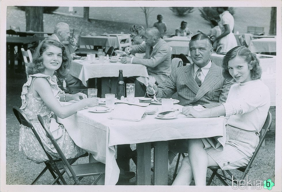 John Bouvier con sus hijas Jackie y Lee