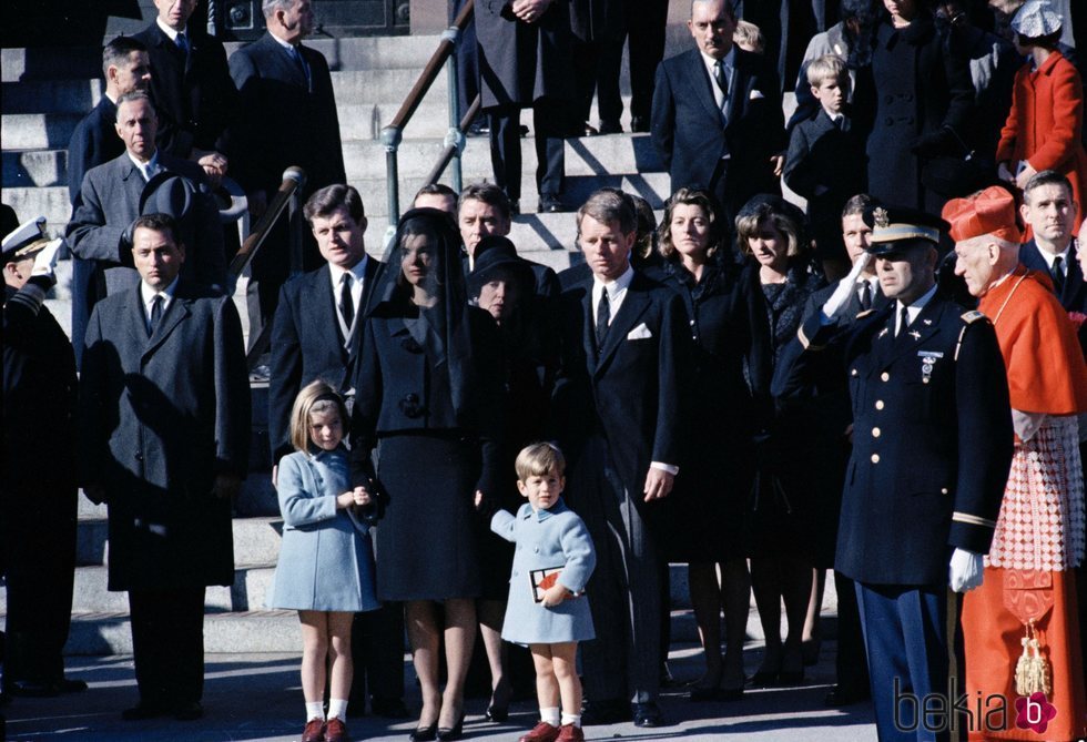 Jackie Kennedy junto a sus dos hijos en el funeral de John F. Kennedy