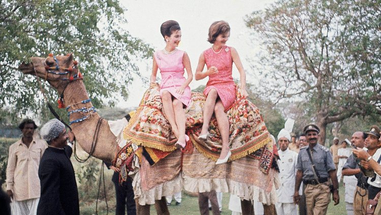 Lee Radziwill y Jackie Kennedy sobre un camello en Pakistán