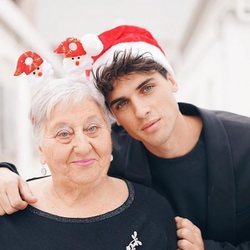 Daniel Illescas y su abuela Carmen