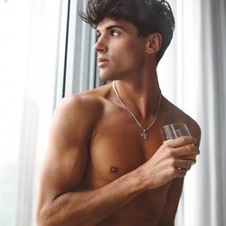 Daniel Illescas con el torso desnudo