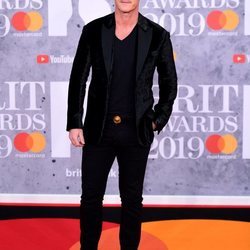 Luke Evans en la alfombra roja de los Brit Awards 2019