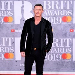 Luke Evans en la alfombra roja de los Brit Awards 2019