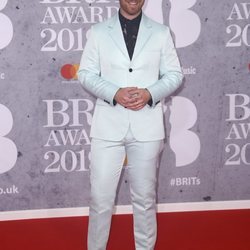 Sam Smith en la alfombra roja de los Brit Awards 2019