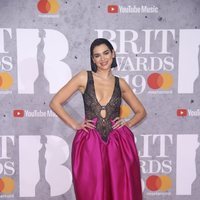 Dua Lipa en la alfombra de los Brit Awards 2019
