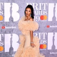Maya Jama en la alfombra roja de los Brit Awards 2019