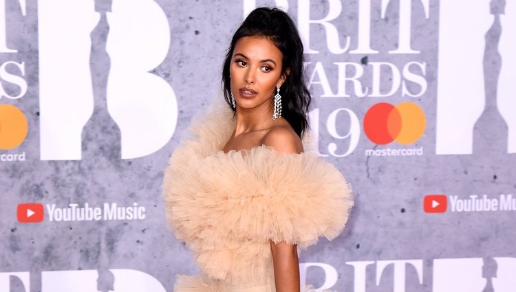 Maya Jama en la alfombra roja de los Brit Awards 2019