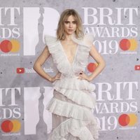 Suki Waterhouse en la alfombra roja de los Brit Awards 2019