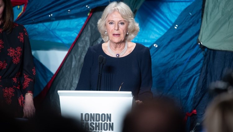 Camilla Parker da un discurso en la Semana de la Moda de Londres 2019