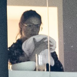 Carla Pereyra con su hija recién nacida Valentina en las gradas del Wanda Metropolitano