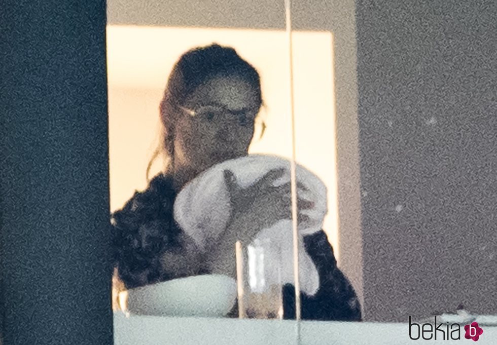 Carla Pereyra con su hija recién nacida Valentina en las gradas del Wanda Metropolitano