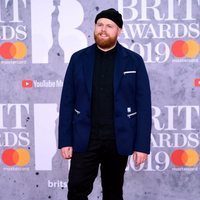 Tom Walker en la alfombra roja de los Brit Awards 2019