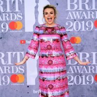 Tallia Storm en la alfombra roja de los Brit Awards 2019