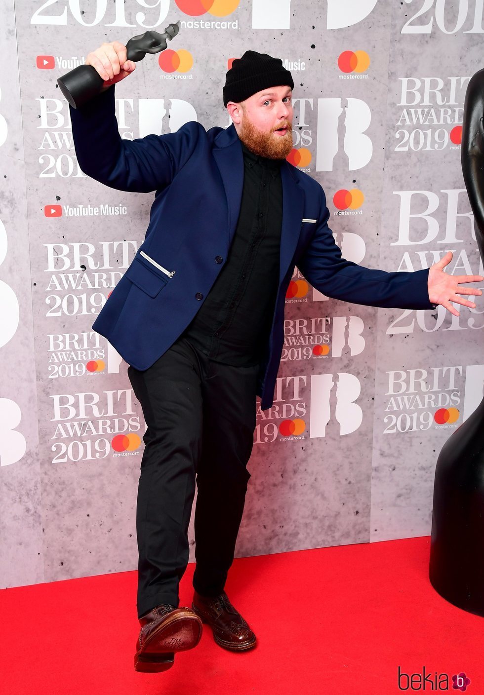 Tom Walker con su premio Brit Awards 2019