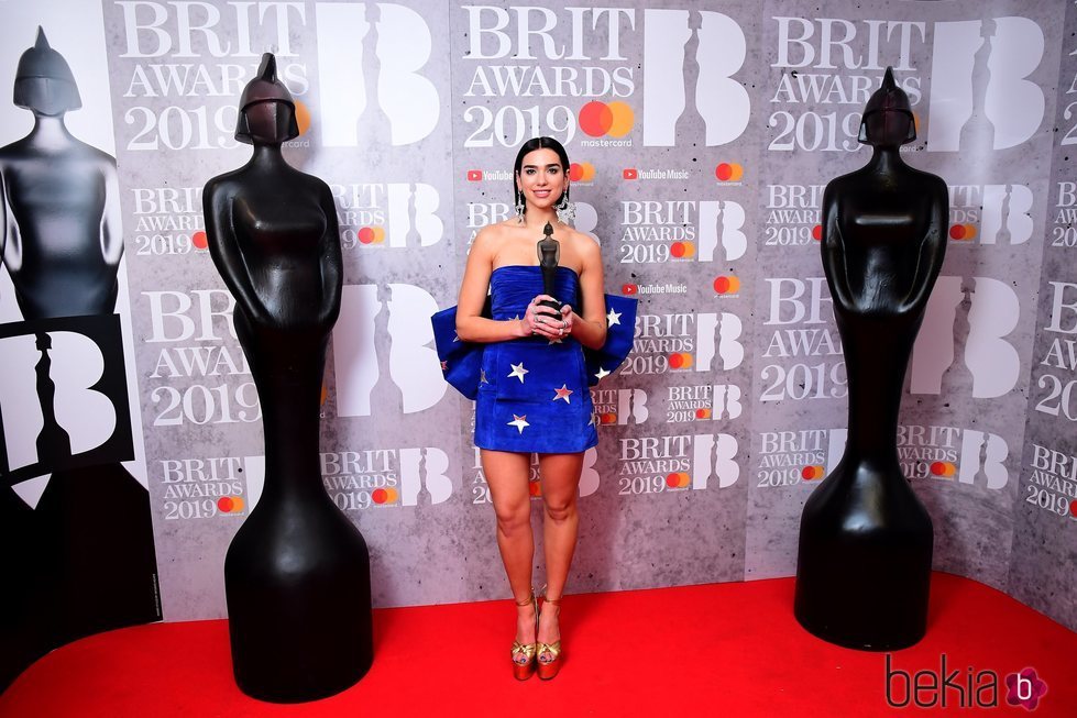 Dua Lipa con su premio Brit Awards 2019