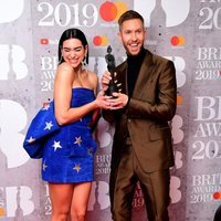 Dua Lipa y Calvin Harris con su premio Brit Awards 2019