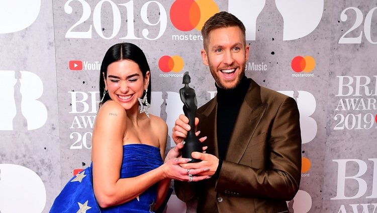 Dua Lipa y Calvin Harris con su premio Brit Awards 2019