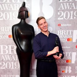 George Ezra con su premio Brit Awards 2019