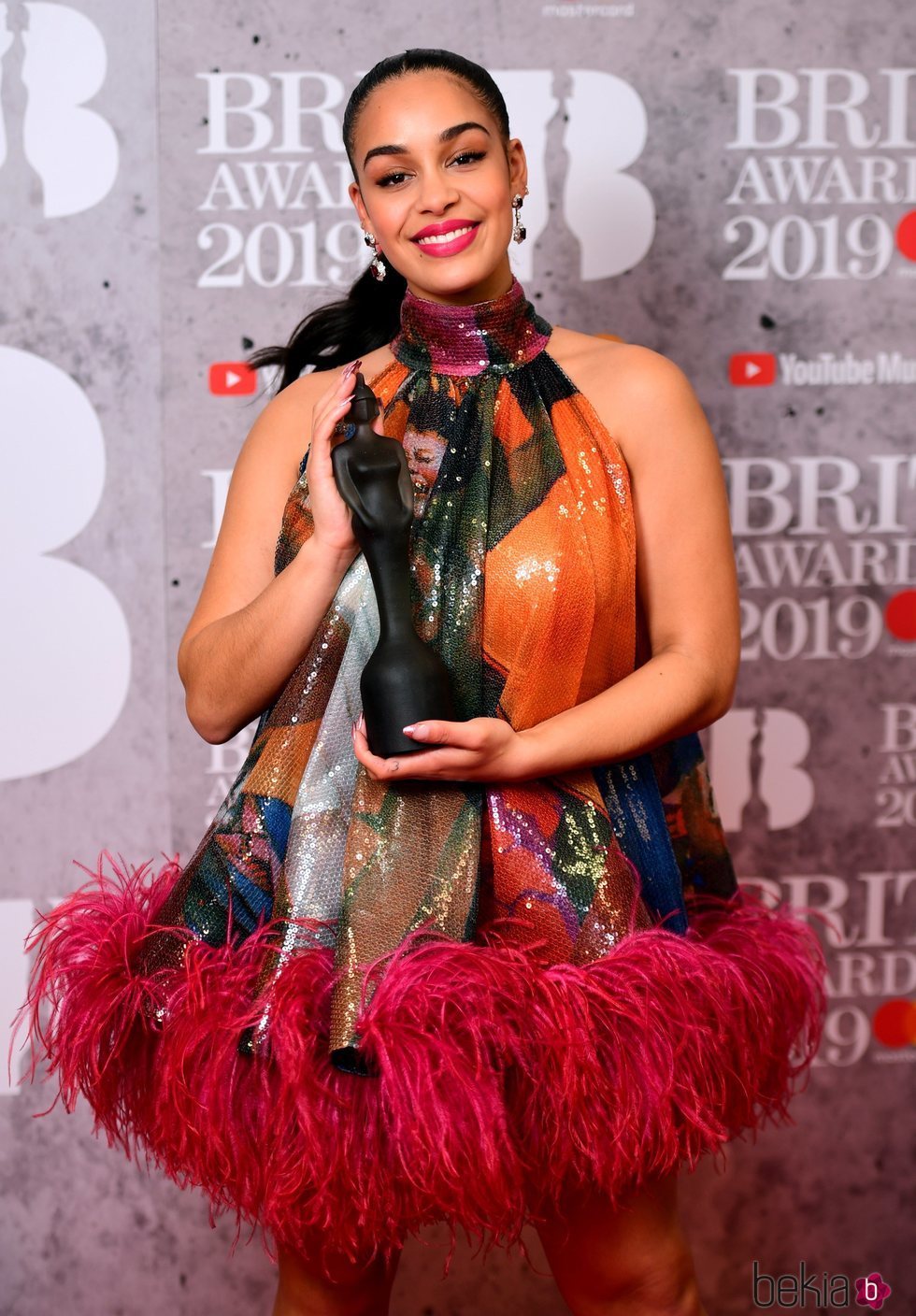 Jorja Smith con su premio Brit Awards 2019