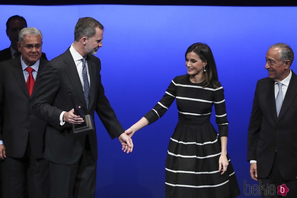 Los Reyes Felipe y Letizia se cogen de la mano en la entrega del World Peace & Liberty Award