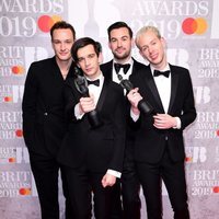 The 1975 con su premio Brit Awards 2019