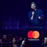 George Ezra recibiendo su premio Brit Awards 2019