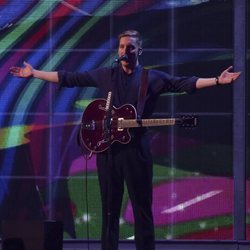 George Ezra actuando en los Brit Awards 2019