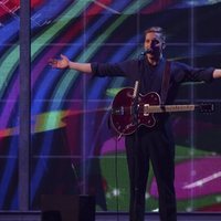 George Ezra actuando en los Brit Awards 2019