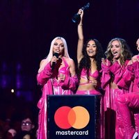Little Mix recibiendo su premio Brit Awards 2019